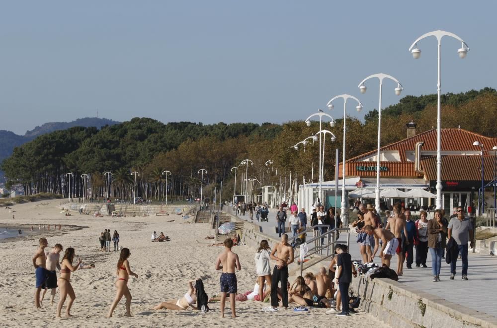 Aspecto de la playa de Samil, en Vigo, un día antes del festivo del 12 de octubre