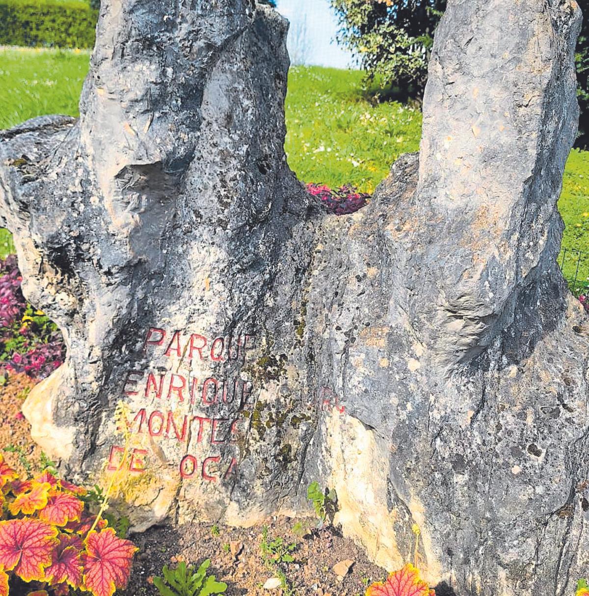 Monolito en recuerdo al jardinero mayor, Enrique Quirós, en el parque de La Monxina.