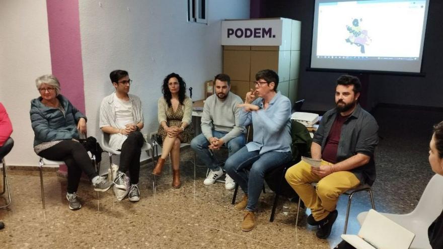 La candidata de Podem, Pilar Lima, con parte de su equipo de campaña.  | LEVANTE-EMV