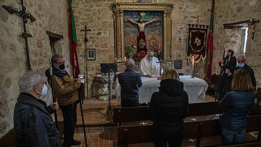 Misa para una decena de personas en la ermita. | Jose Luis Fernández