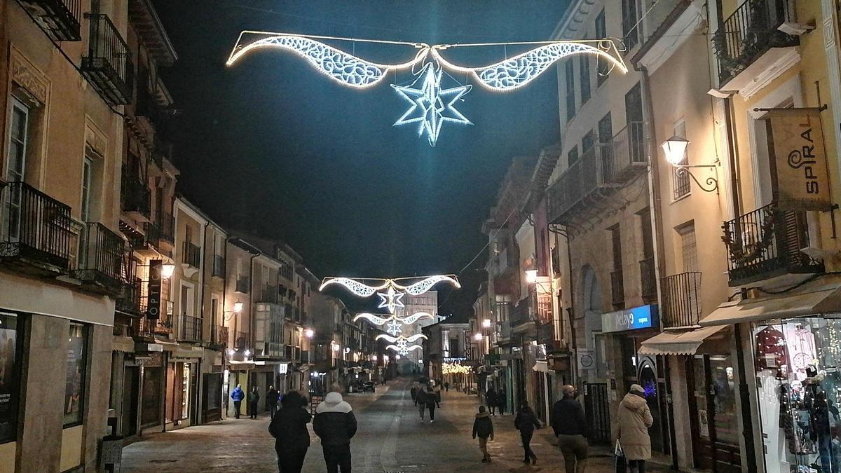 Toresanos pasean por la Puerta del Mercado iluminada con luces de Navidad