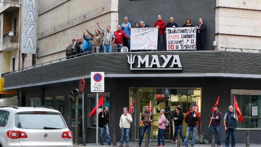 Trabajadores de Maya durante su protesta en la marquesina de la tienda, ayer.