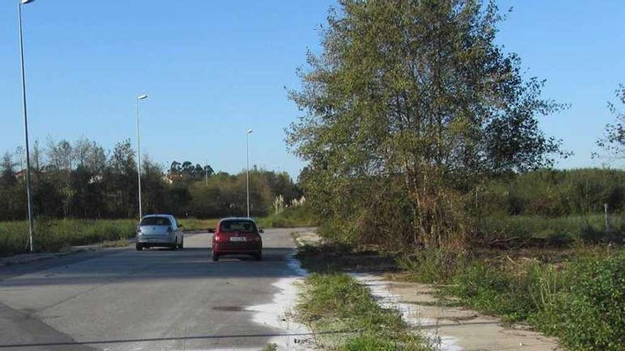 Vertido en el río da Chanca a su paso por Meaño. // I. Abella