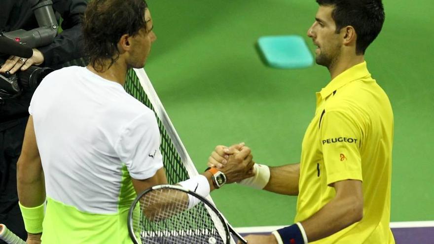 Nadal y Djokovic se saludan al final del partido.