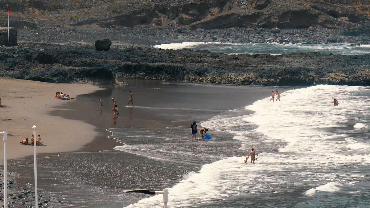 Bañistas en un playa de Canarias