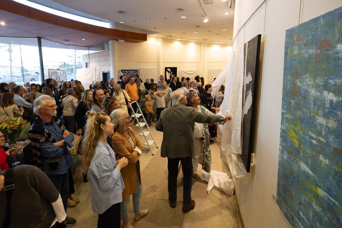 La inauguración de la exposición de Rafael Cavestany contó con la presencia de numerosas personas.