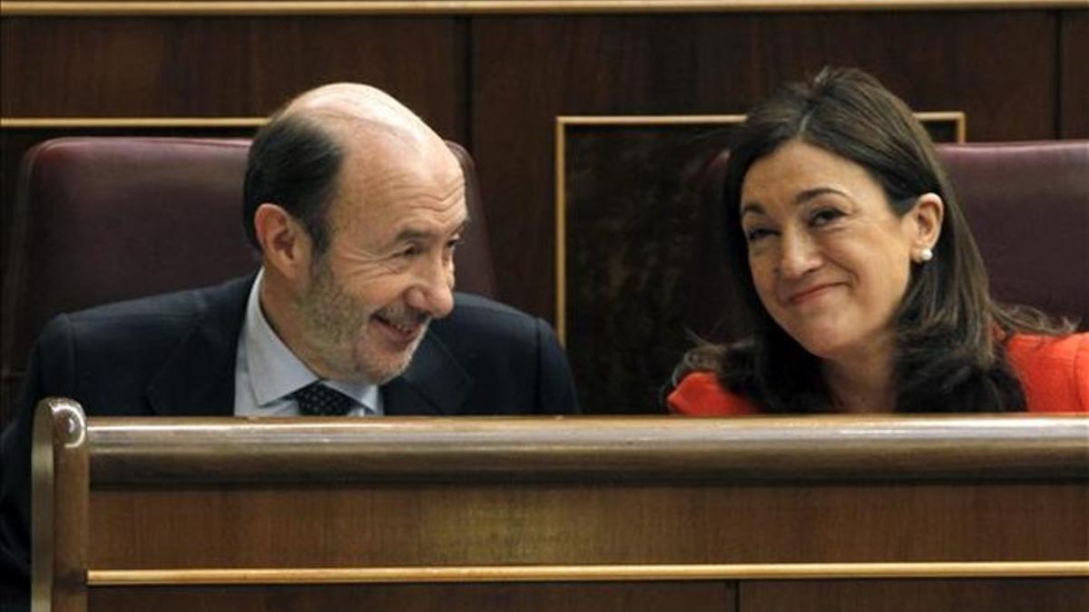 El secretario general del PSOE, Alfredo Pérez Rubalcaba, y la portavoz socialista en el Congreso, este 13 de marzo. EFE / J. J. GUILLÉN