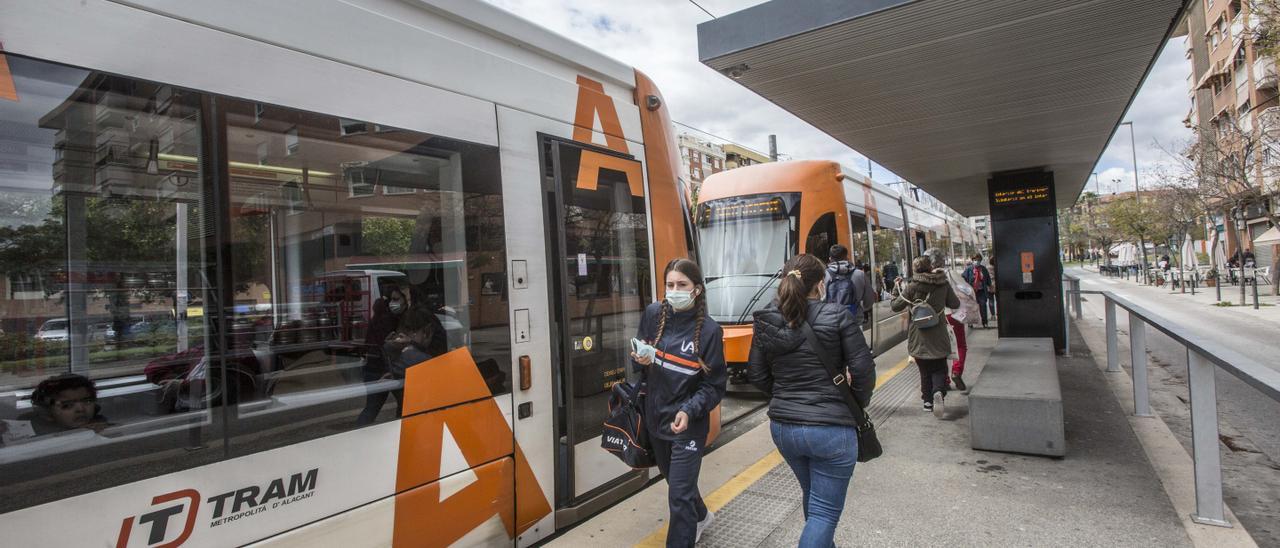 Pasajeros del Tram de Alicante, cuyos abonos de transporte se verán reducidos en un 30% gracias a estas medidas.