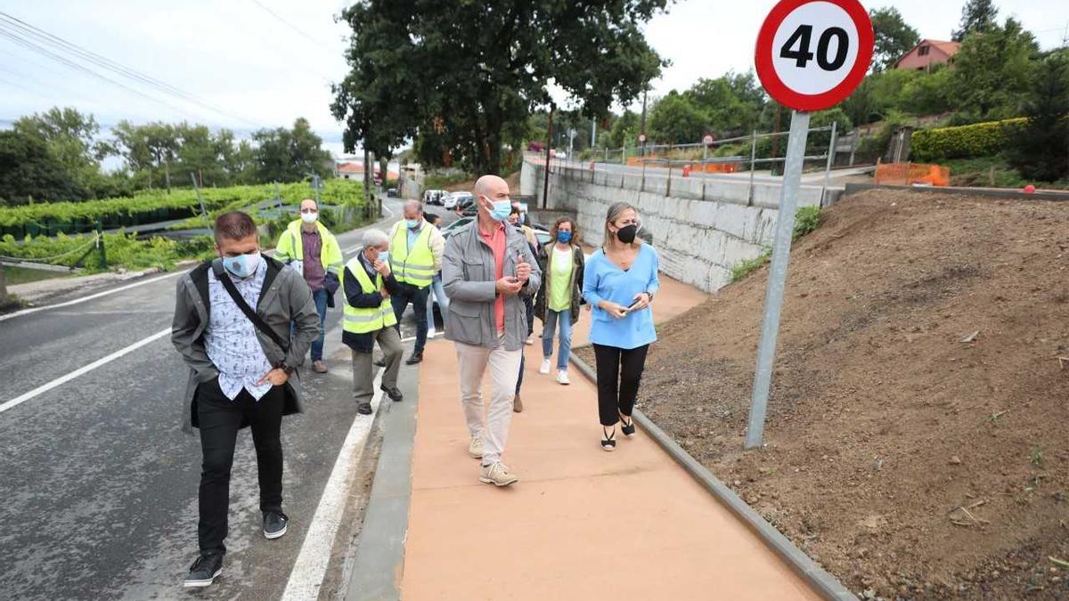 La conselleira Ethel Vázquez y el alcalde de Bueu durante una visita a las obras del TCA.