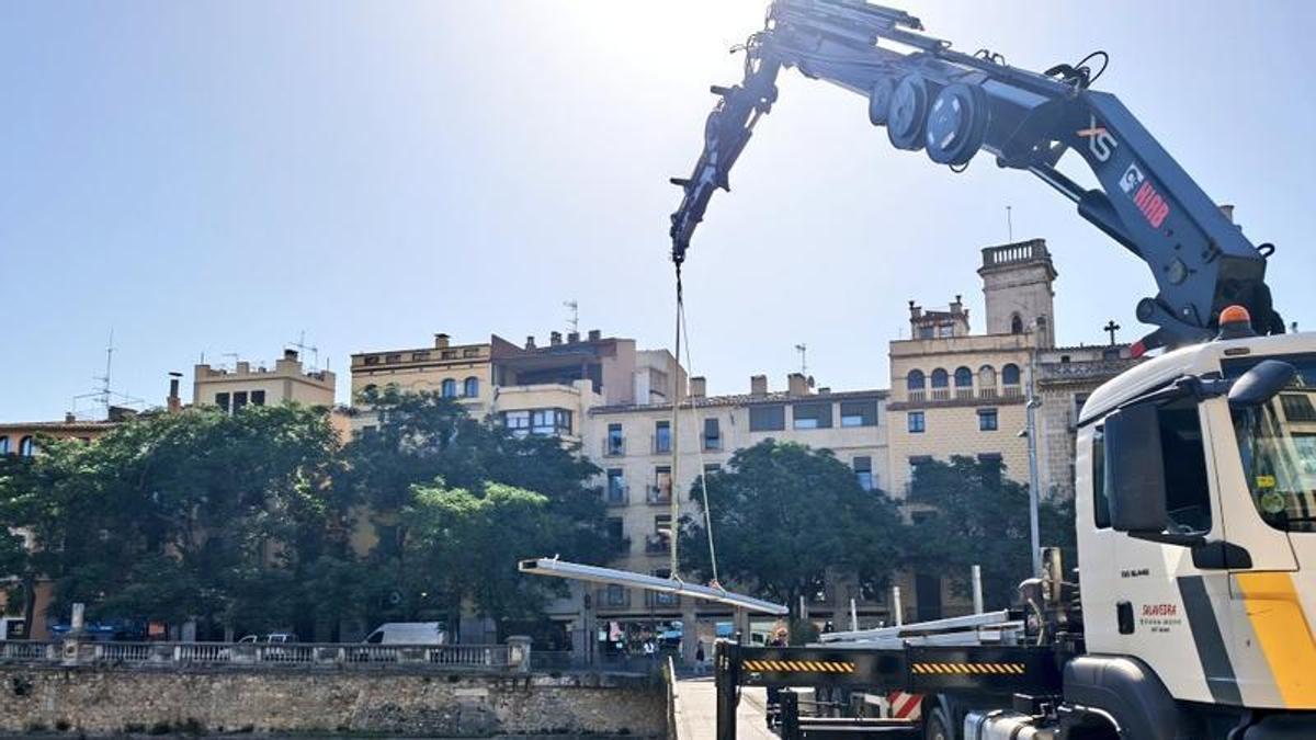 Les obres d’emergència a la plaça Catalunya de Girona aquesta setmana.