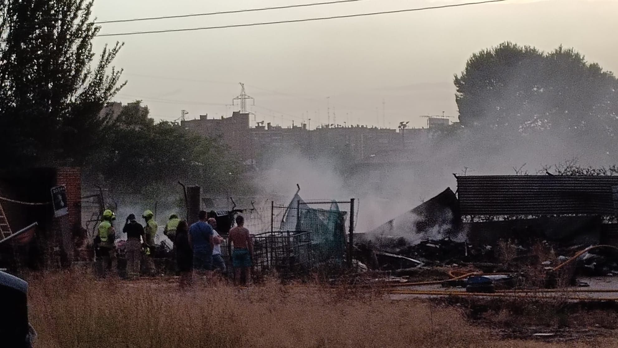 FOTOGALERÍA | Incendio en un asentamiento de infraviviendas en Zaragoza, ubicado entre el camino Cascajales y la Z-30