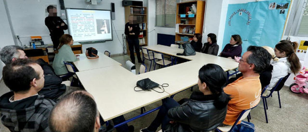 La Policía Nacional en el C. P. Gabriel Miró de Benidorm.