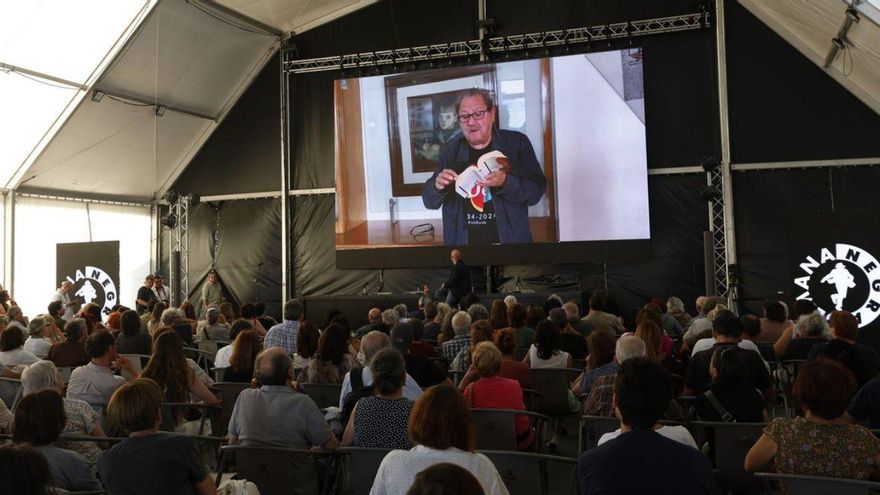 De pie, Aroa Moreno Durán, Rosario Neira, Juan Cruz, Hortensia Campanella, Fritz Glockner, Manuel Vilas, Sergio C. Fanjul, Javier Serena y Eva Cosculluela; sentados, Carmen Molina, Marta Borraz, José Luis Argüelles, Miguel Munárriz, Miguel Barrero, Ricardo Labra, Sofía Castañón y Ana Merino, ayer, en el homenaje por el centenario de Ángel González en la Semana Negra de Gijón. | LUISMA MURIAS
