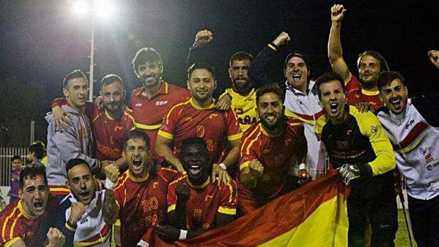 Adrián Castro, primero por la izquierda en la celebración, muestra en la foto de abajo su trofeo como mejor jugador del Europeo.