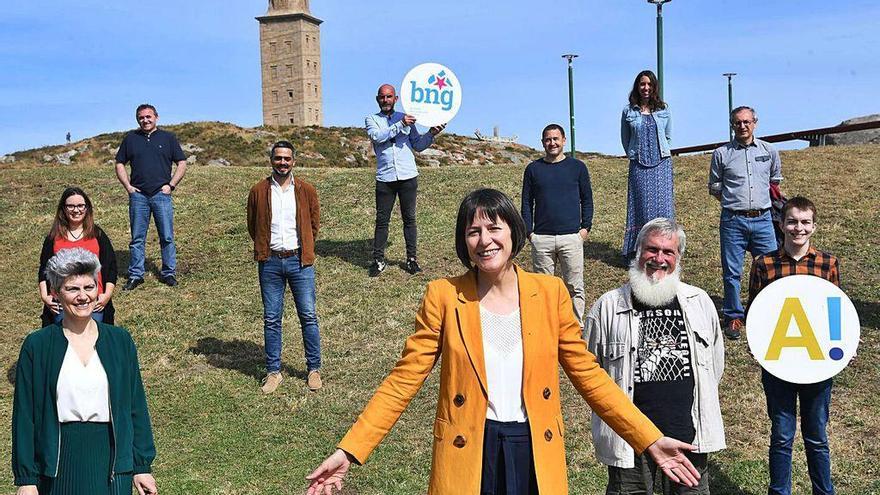 Ana Pontón, ante membros da súa candidatura pola Coruña, onte na Torre de Hércules.