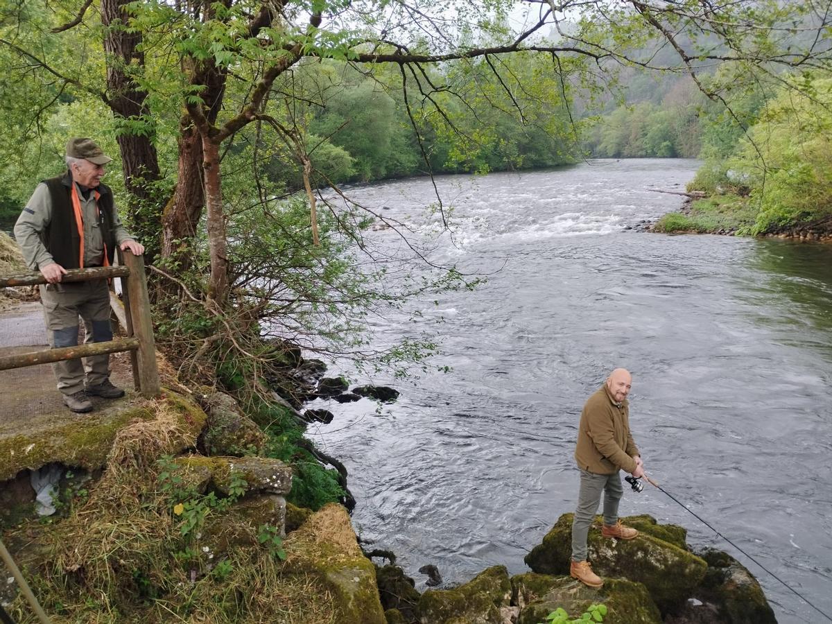 Muchos pescadores y pocos salmones en el Narcea a su paso por Salas, en imágenes Muchos pescadores y pocos salmones en el Narcea a su paso por Salas, en imágenes