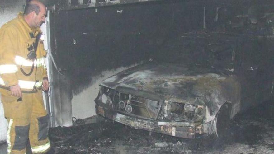 Un incendio destruye por segunda vez en un mes un garaje y obliga al desalojo de los vecinos