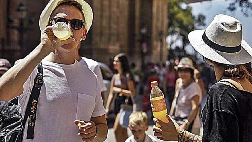 El calor supuso un desafío para los peatones el sábado.