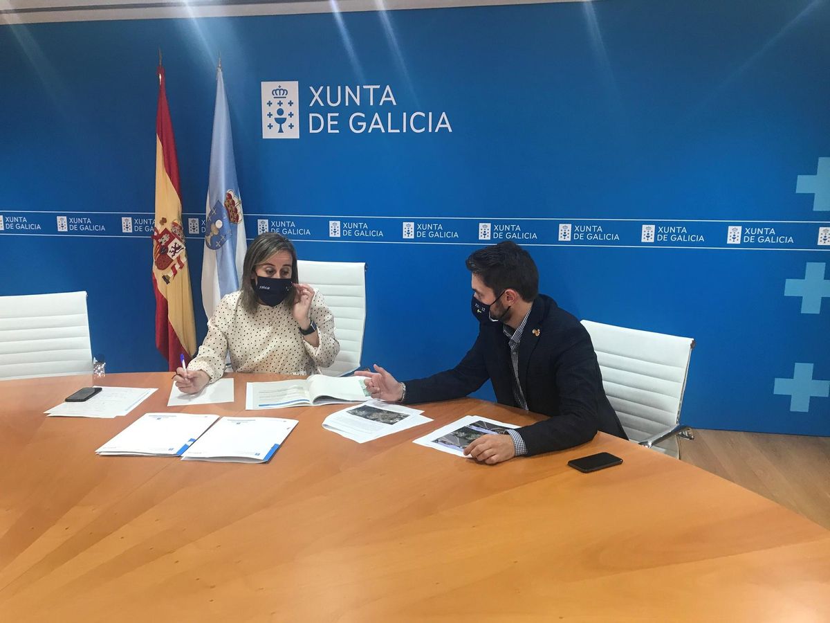El líder del PP catoirense y la conselleira, cuando negociaron las aceras para la PO-548.