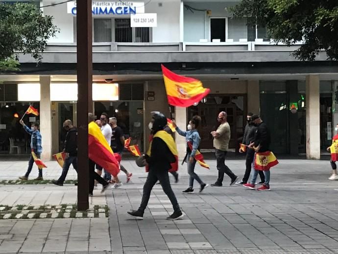 Manifestantes por la tarde en Mesa y López