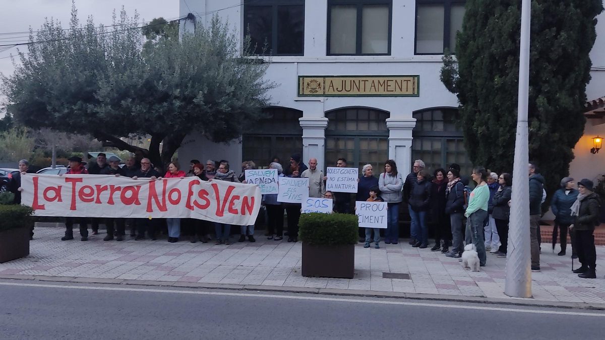 Protesta ahir davant l'Ajuntament de Llançà.