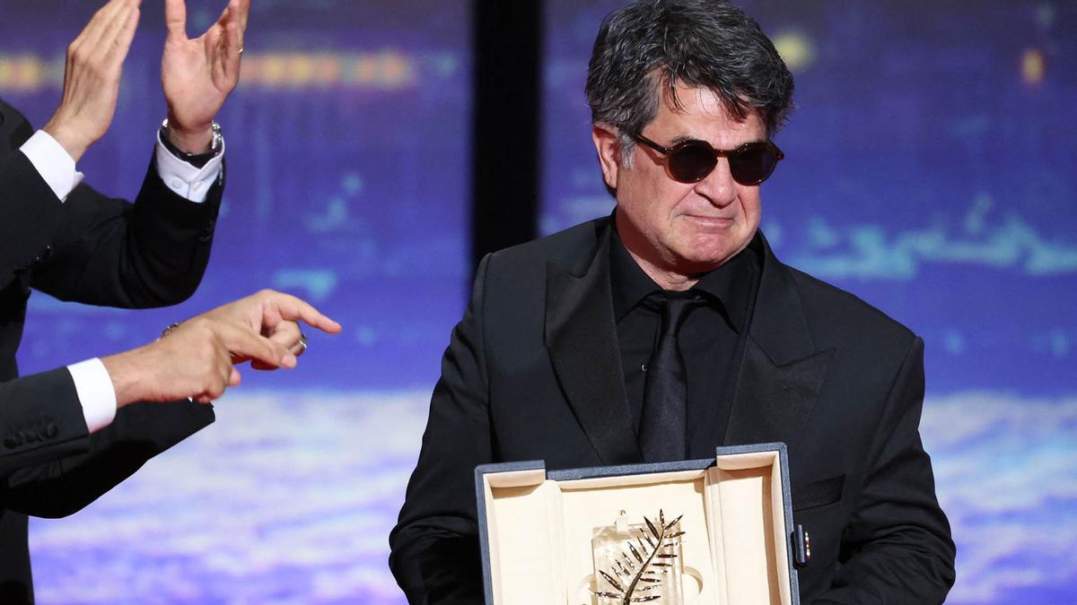 El director, guionista y productor iraní Jafar Panahi celebra tras ganar la Palma de Oro por la película Un simple accidente. El director, guionista y productor iraní Jafar Panahi celebra tras ganar la Palma de Oro por la película Un simple accidente.