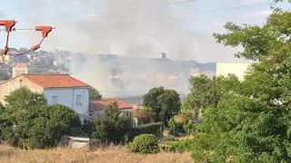 Un incendio declarado en Cabañales rodea la parte trasera de varias casas y chalés