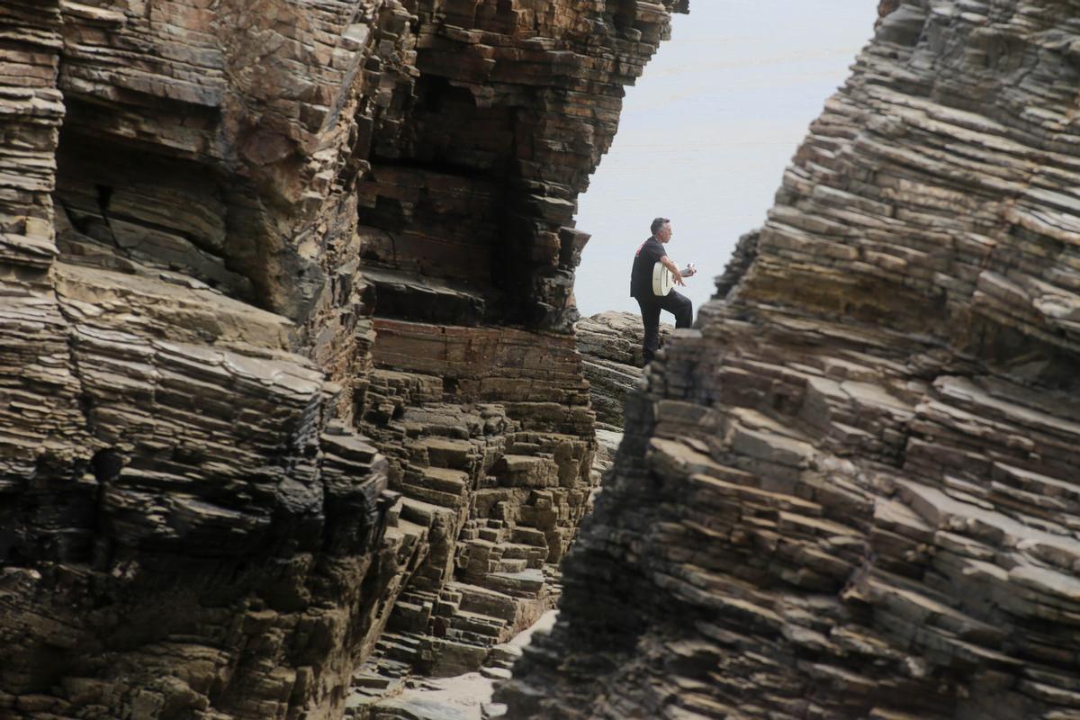 La playa de las Catedrales, en Galicia, cuelga el cartel de completo