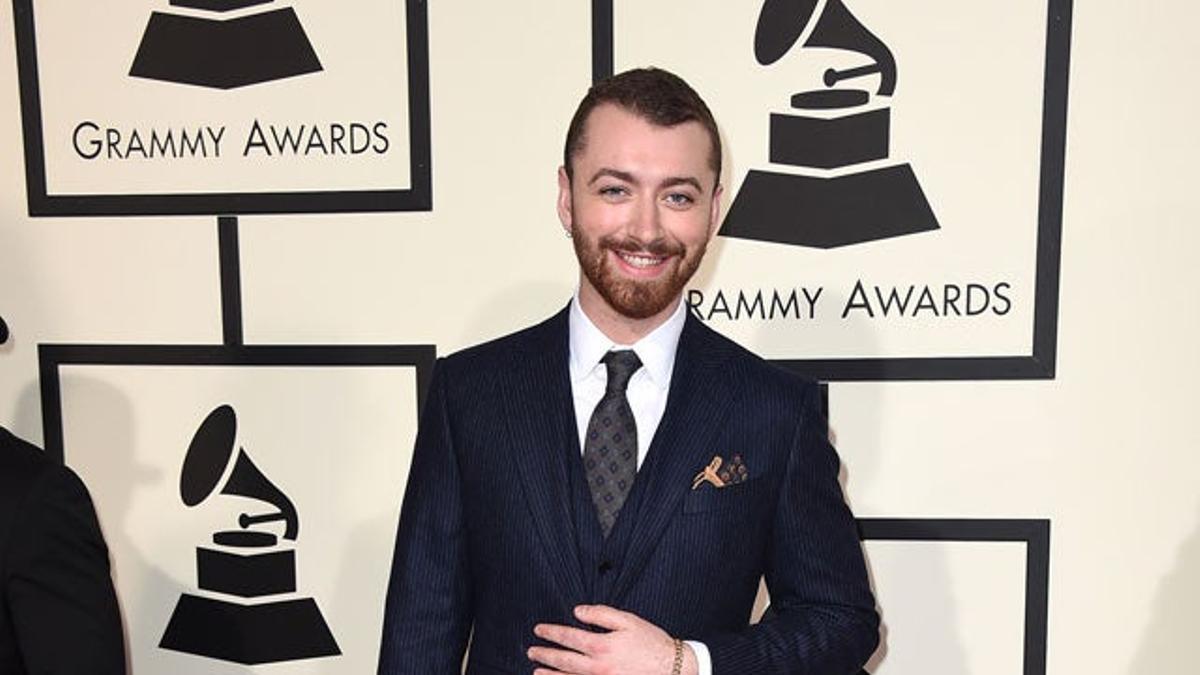 Sam Smith, de Thom Sweeney, en la alfombra roja de la 58 Edición de los Grammy.