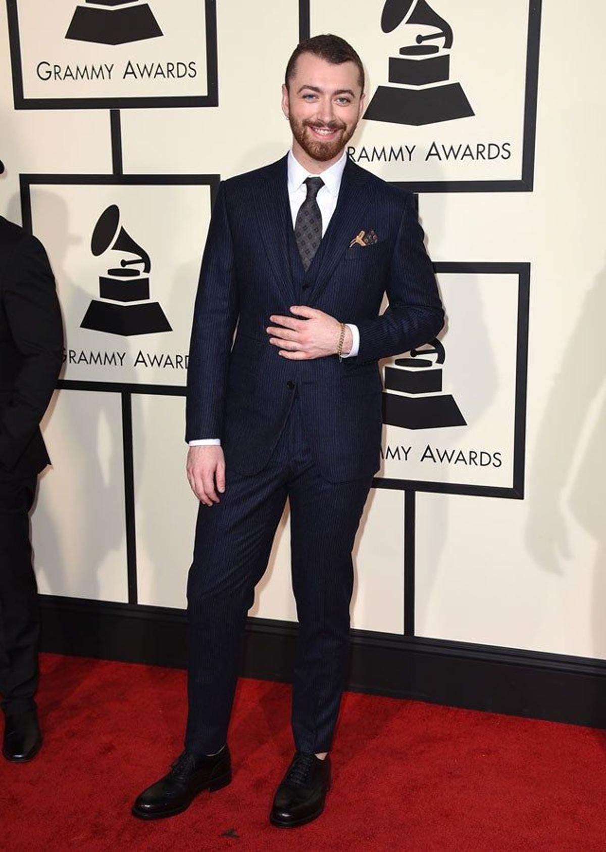 Sam Smith, de Thom Sweeney, en la alfombra roja de la 58 Edición de los Grammy.