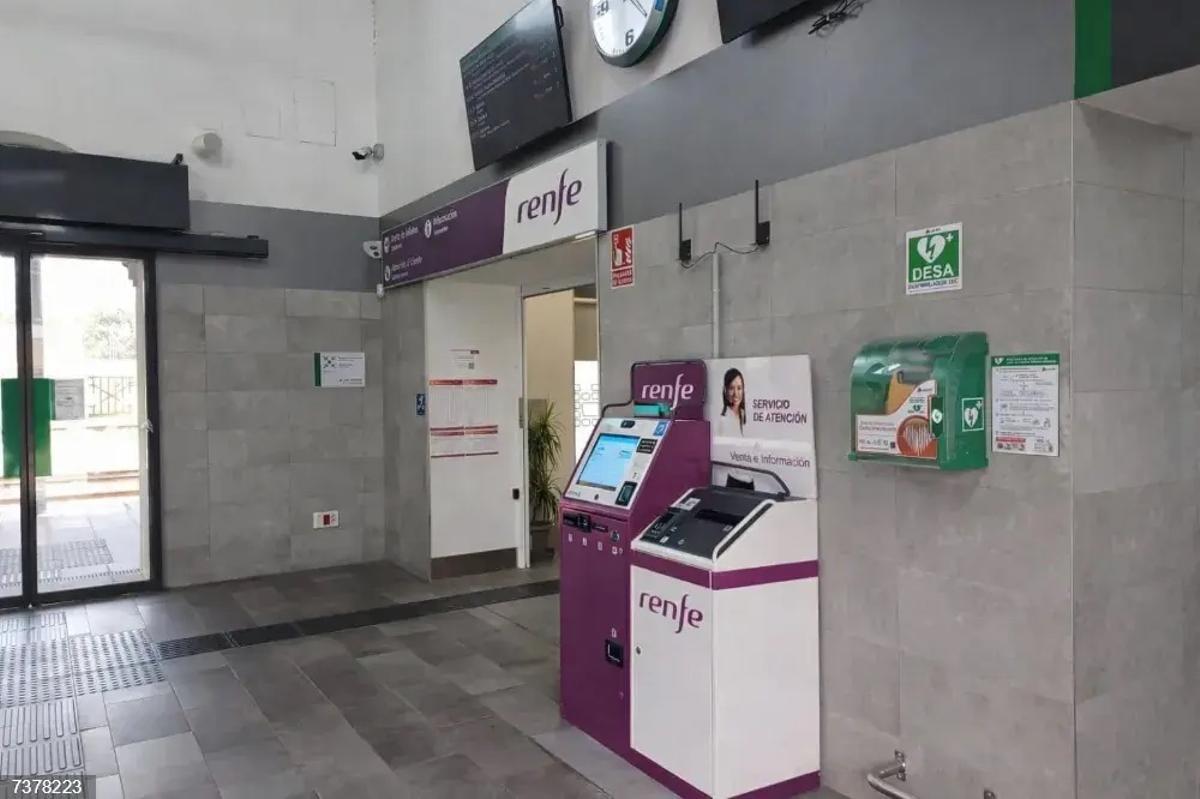 Máquinas de atención personalizada al cliente en la estación de ferrocarril de Plasencia.