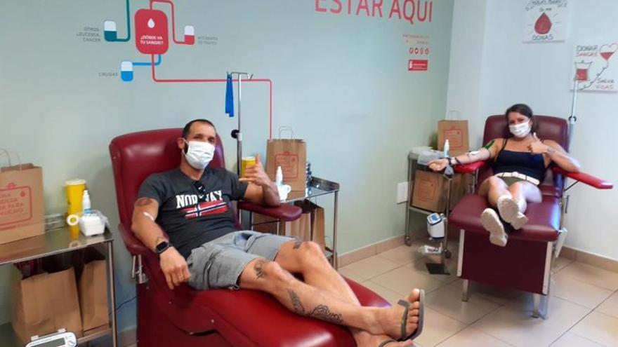 Dos donantes de sangre en las instalaciones del Instituto Canario de Hemodonación y Hemoterapia.