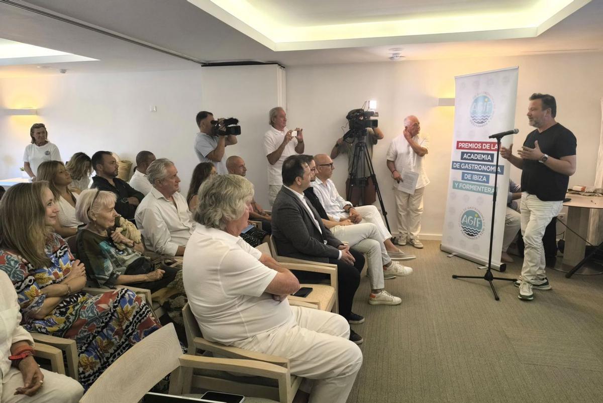 El presidente de la Academia de Gastronomía, Pedro Matutes, se dirige al público. | P.M.