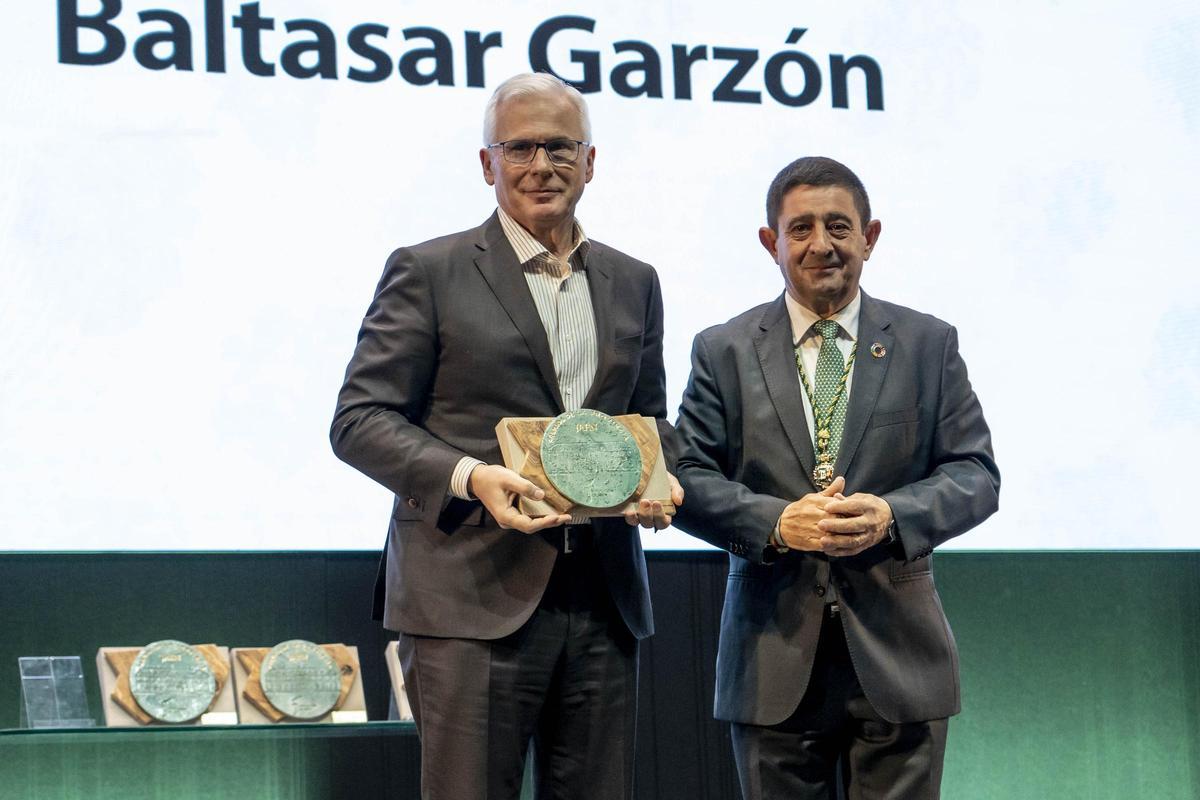 De izquierda a derecha, Baltasar Garzón, magristrado y Paco Reyes, presidente de la Diputación de Jaén