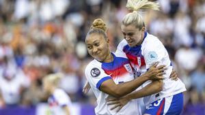 Lauren James celebra su primer gol con Alessia Russo.