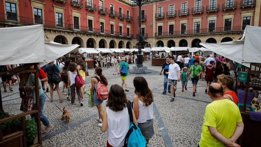 El Mercado artesano de la plaza Mayor se convierte en una actividad de interés turístico