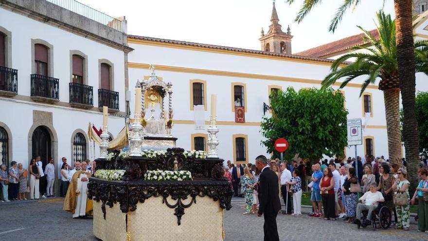 El Corpus llena de color, alfombras y altares las calles de 