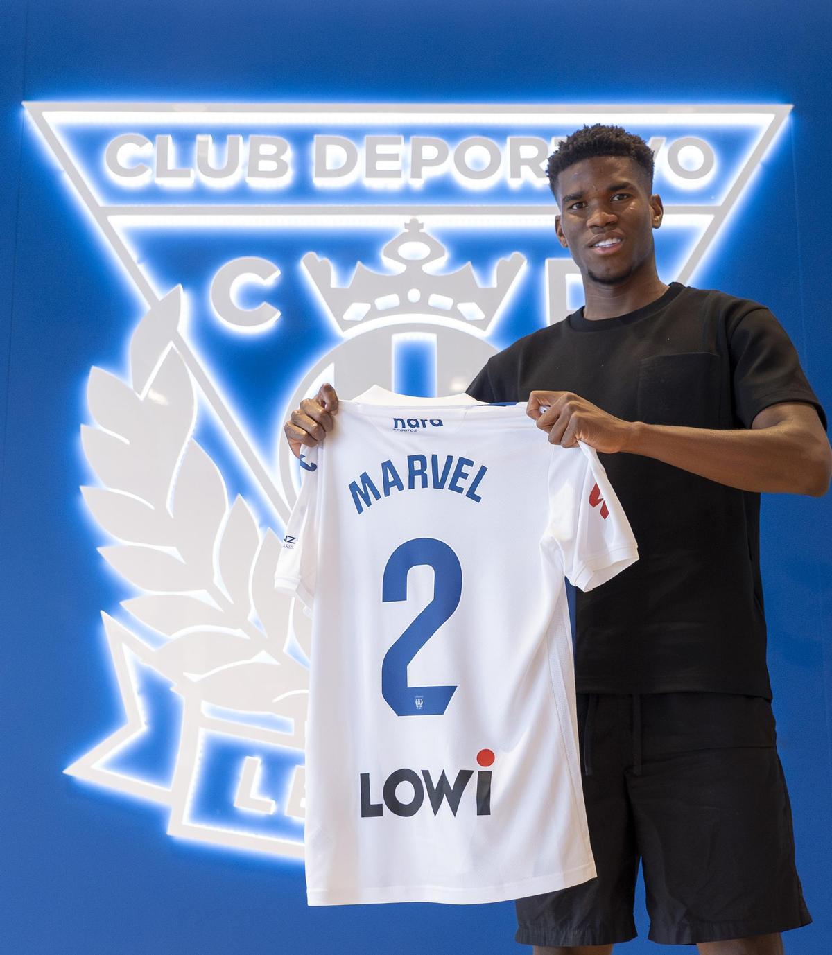 El exblanquiverde Marvel ya posa con la elástica del Leganés, su nuevo equipo.