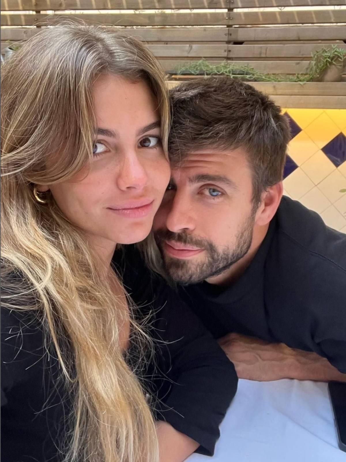 Piqué posando junto a Clara Chía