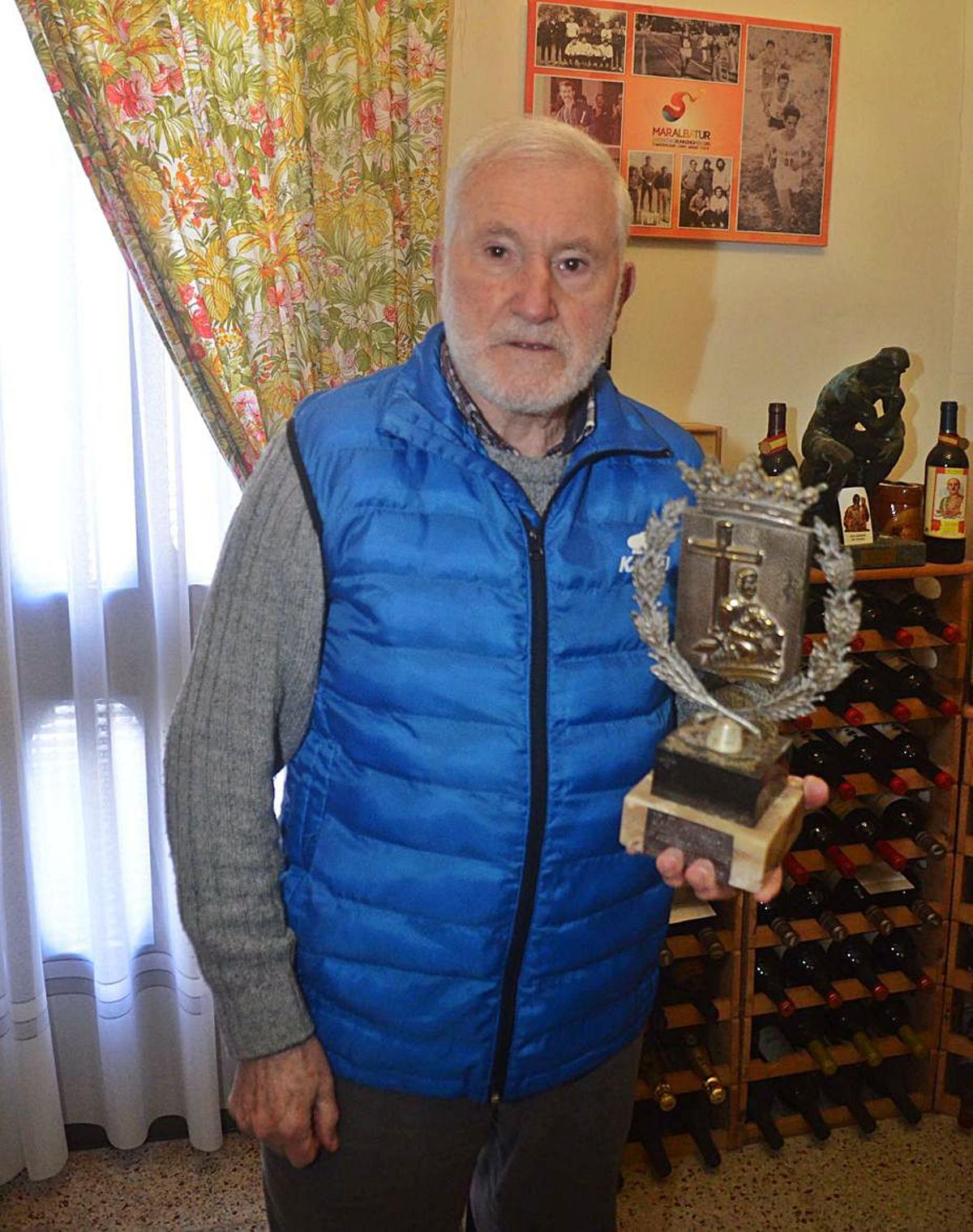 Juan Figueiro muestra uno de los trofeos que ganó. | // NOÉ PARGA