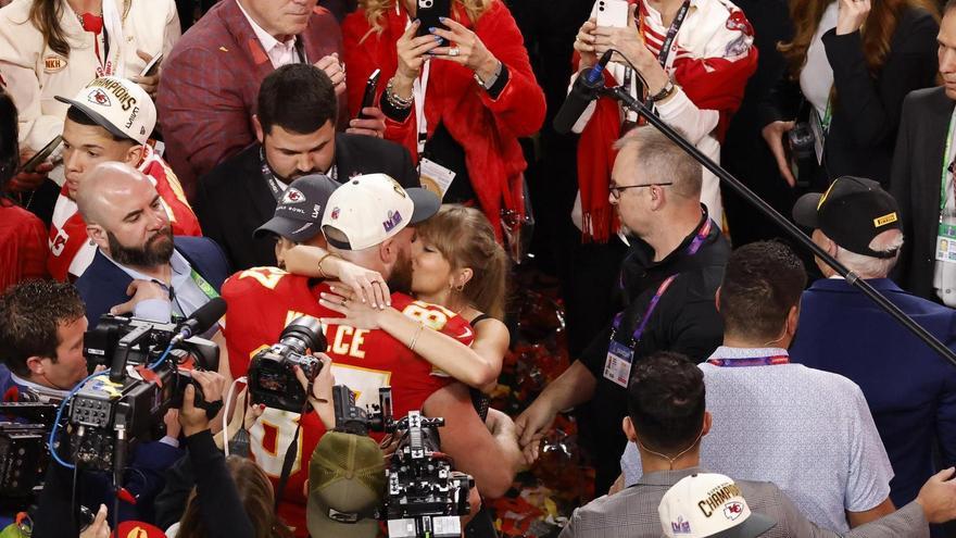 Taylor Swift i Travis Kelce, fent-se un petó després de la victòria dels Kansas City Chiefs en la Super Bowl AP