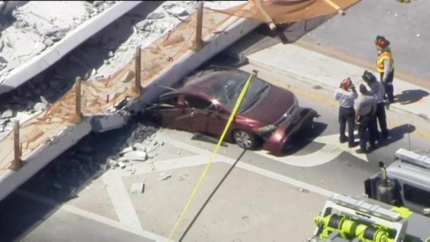 Varios muertos al derrumbarse un puente peatonal sobre una autopista en Miami