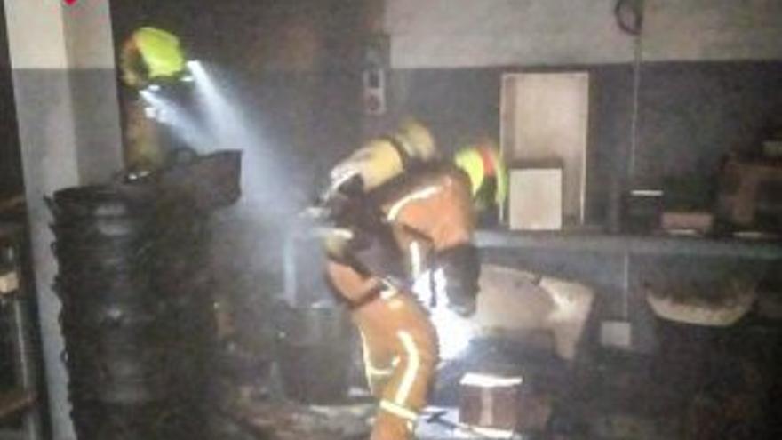 Los bomberos actúan en la nave