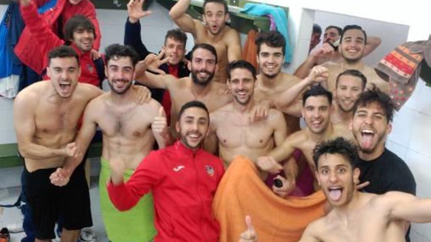 Los jugadores de la UD Alzira celebran, ayer tras el partido, la victoria en el vestuario.