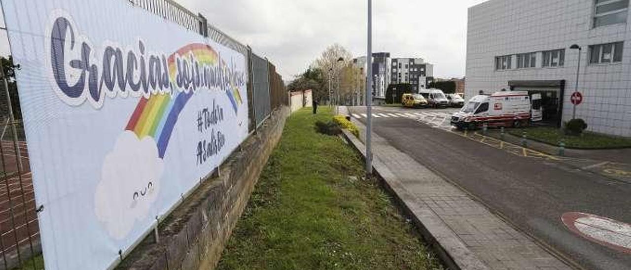 La pancarta con mensajes de ánimo para la plantilla del Hospital San Agustín.