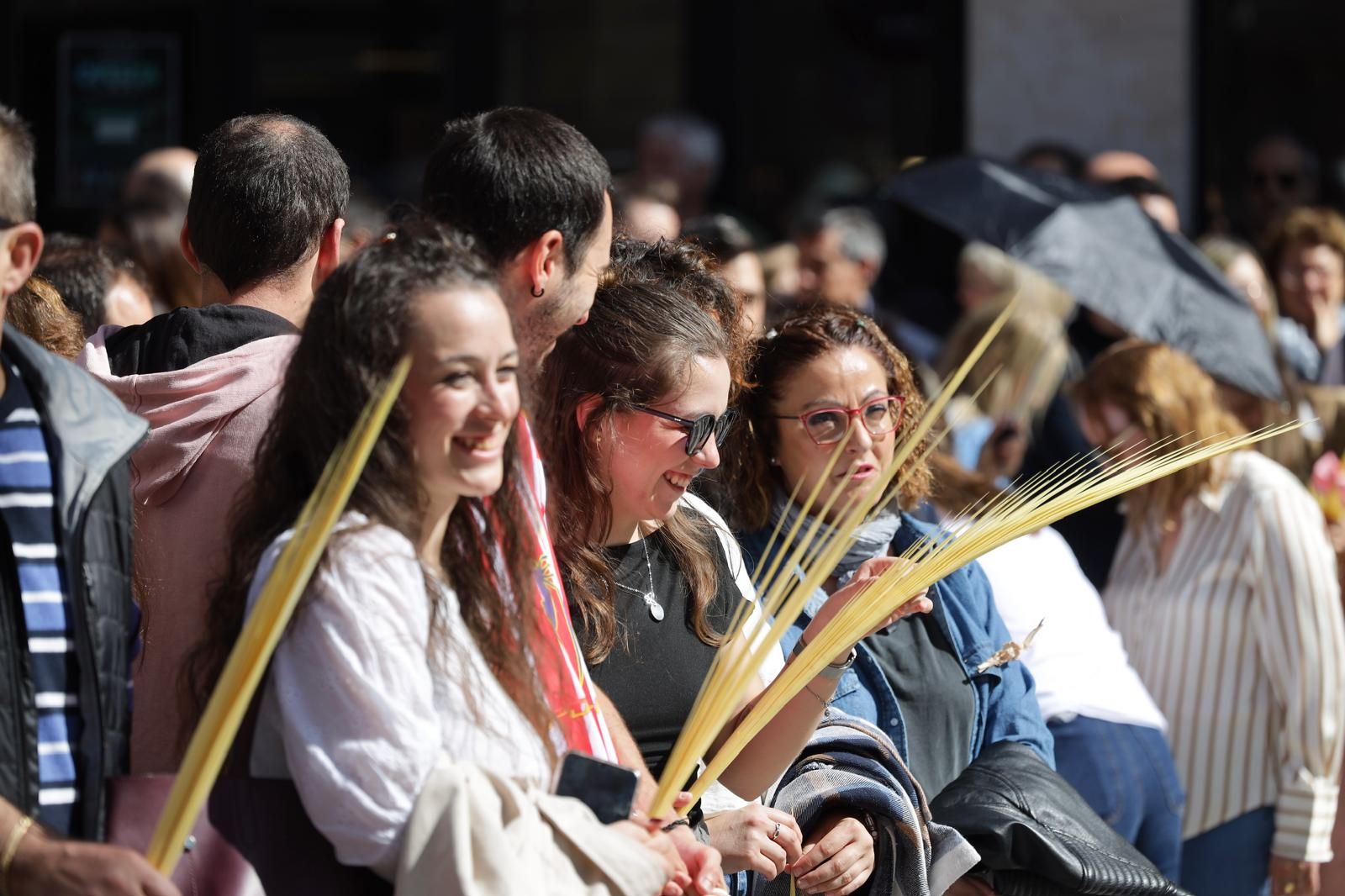 En imágenes | Emoción y mucho público en la procesión de las palmas de Zaragoza