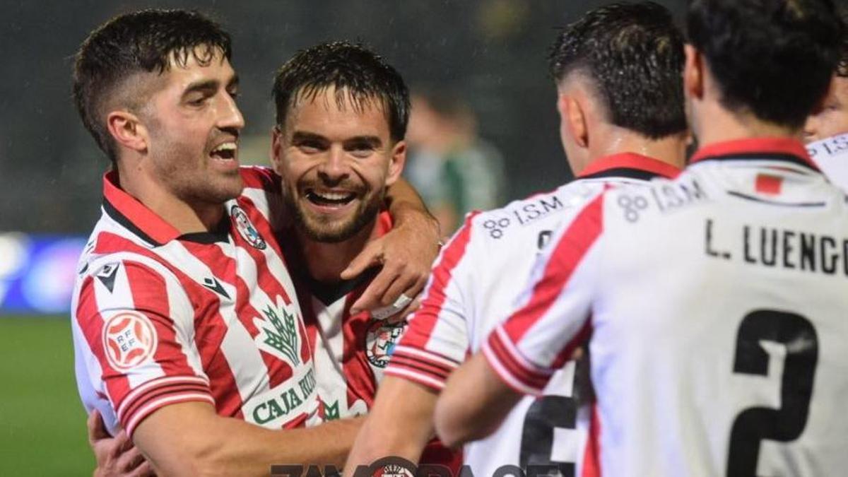 Codina celebra un gol con Farrell
