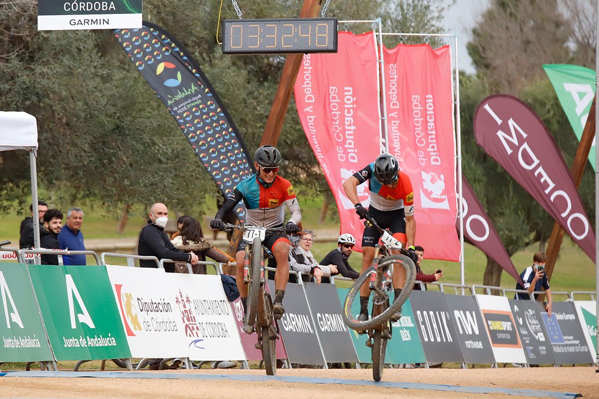 Las imágenes de la espectacular etapa de la Andalucía Bike Race