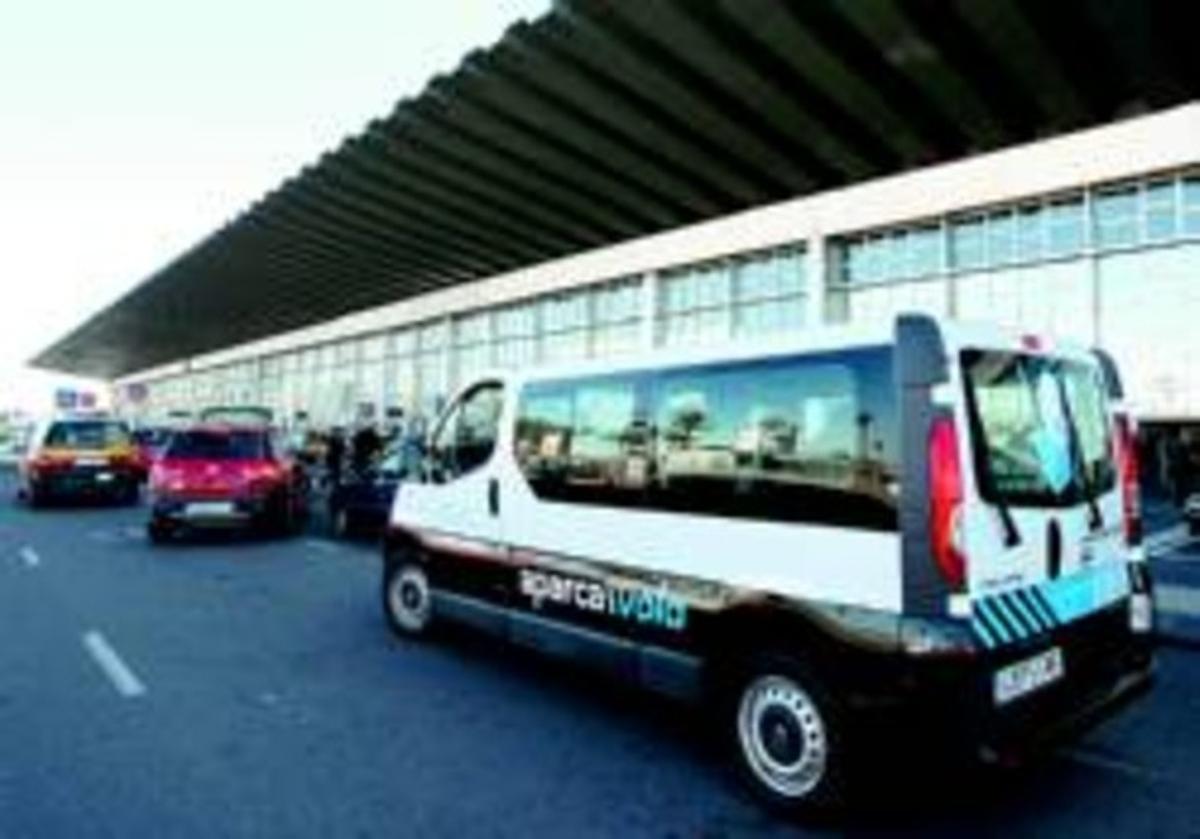 Una de les quatre furgonetes d’Aparca i Vola, davant de la terminal de l’aeroport del Prat, dimecres. Una de les quatre furgonetes d’Aparca i Vola, davant de la terminal de l’aeroport del Prat, dimecres.