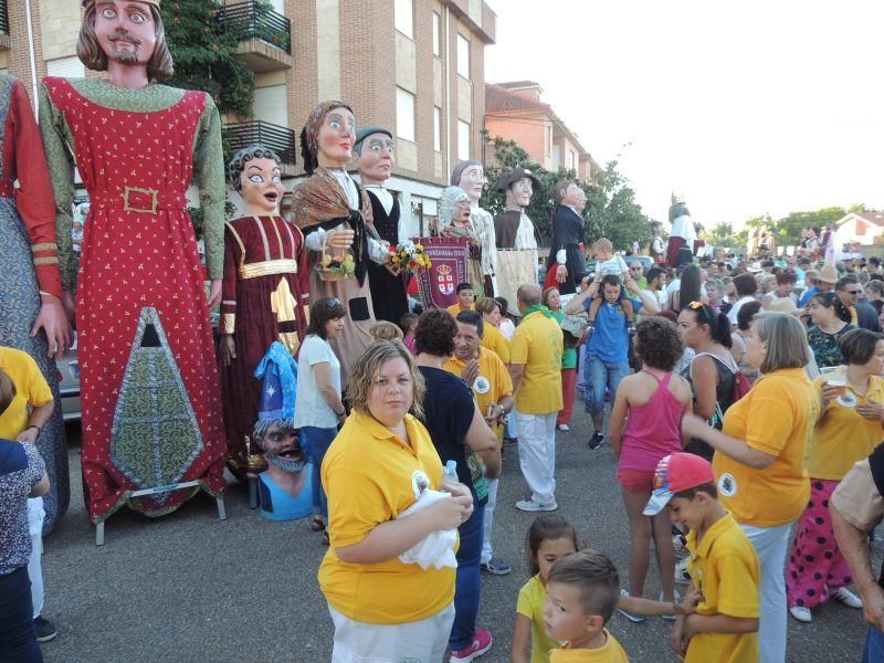 Gigantes y cabezudos en Camarzana de Tera